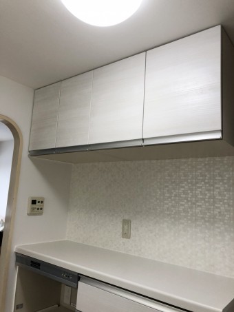 ホワイトで統一したスタイリッシュキッチン